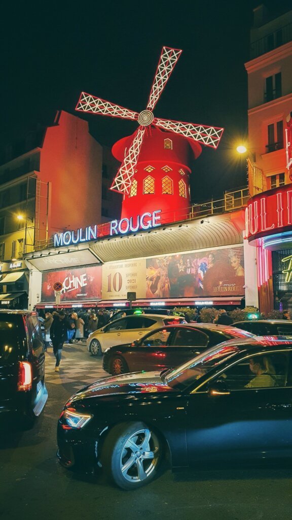 Moulin Rouge, close metro.